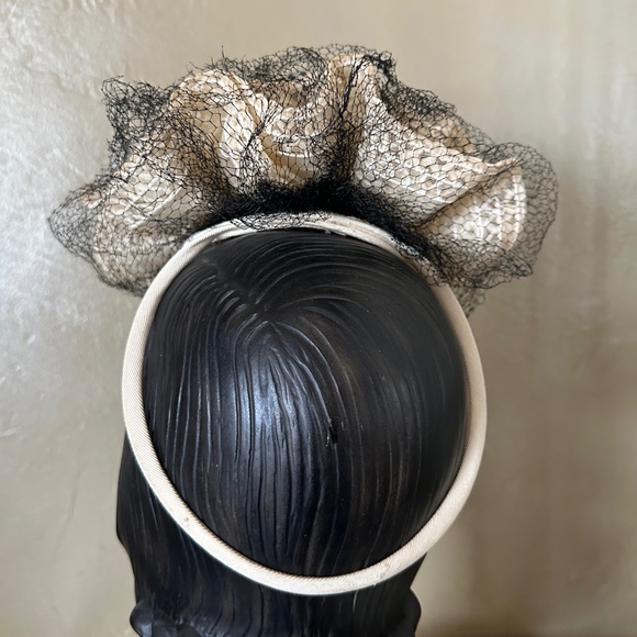 LOVELY 1940s\' IVORY CURLY STRAW TILT HAT -  \
